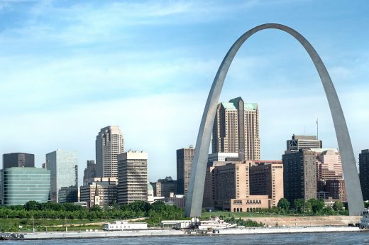 St,Louis,Gateway,Arch,Panorama,Skyline,,Office,Buildings,,On,Mississippi